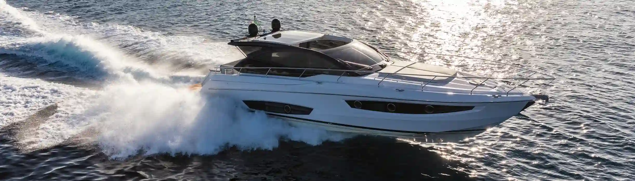 Speed boat in water with Interstate Marine Starting Battery overlaid on photograph