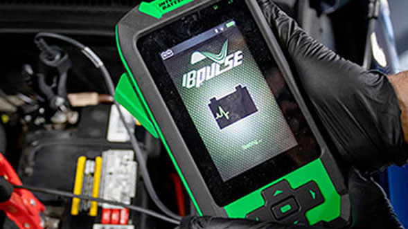 Un professionnel Interstate utilisant un testeur de batterie