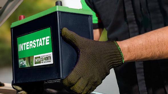 Technicien installant une Interstate Battery