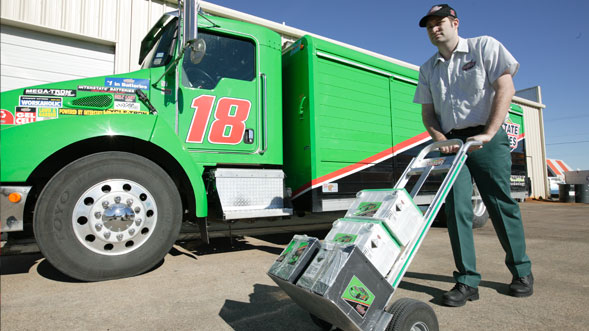 Un professionnel Interstate avec des batteries sur un chariot