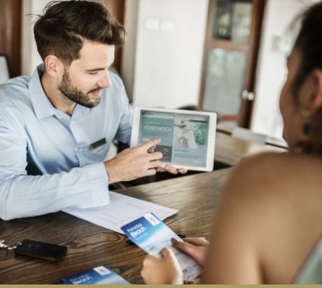 Un employé de service d’accueil parlant à un client