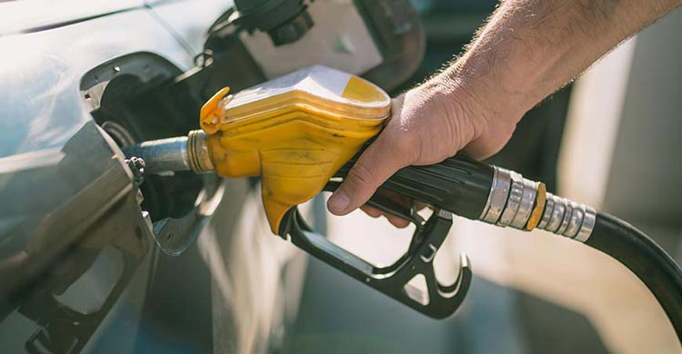 puttiing gas in a car