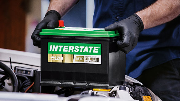 Technicien installant une Interstate Battery